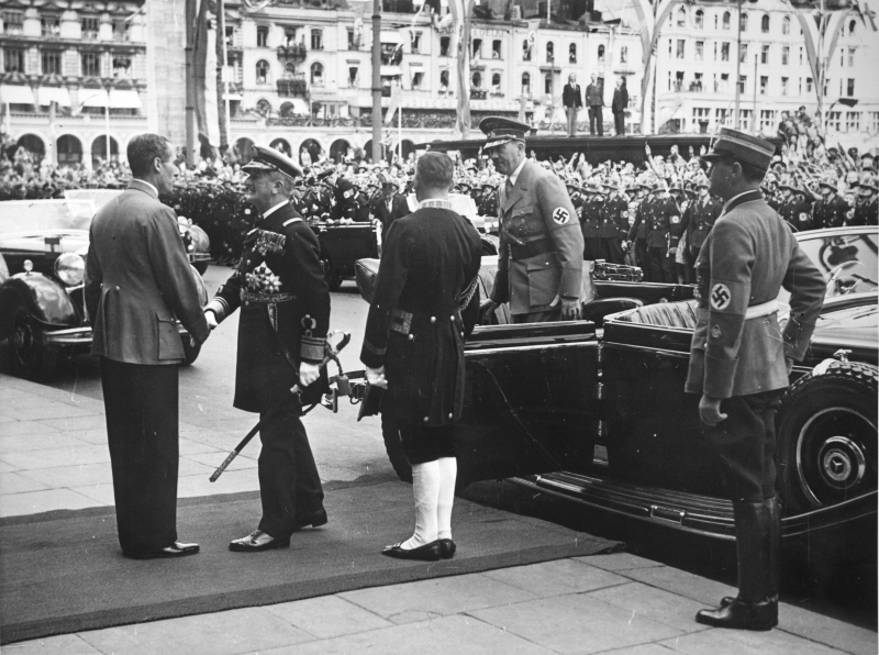 Miklos Horthy is greeted by mayor Krogmann in front of Hamburg's town hall